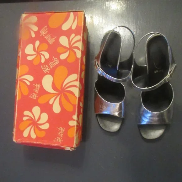 TOTALLY VINTAGE! Silver Clubbing Sandals from the 70's! IN ORIGINAL BOX! ~ Sz 10 - Picture 4 of 11